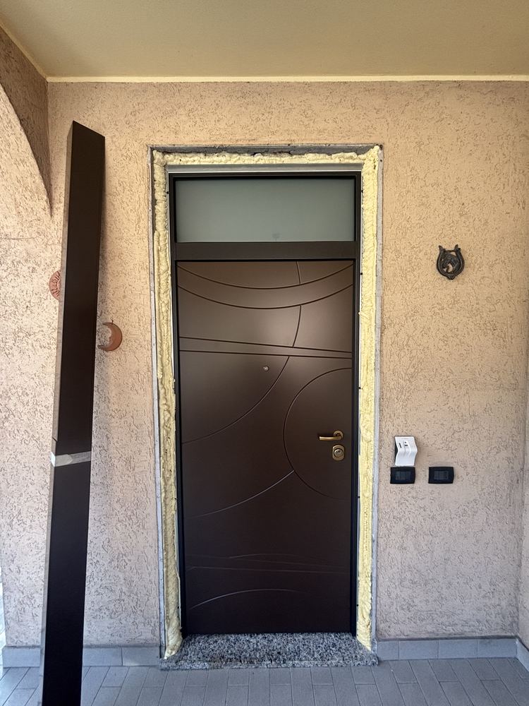 Porta blindata con sopraluce vetrato