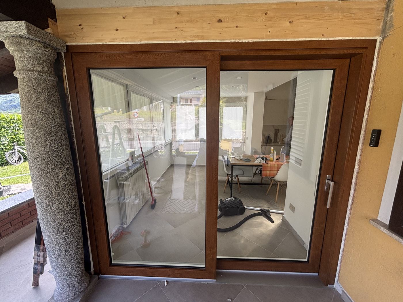 Portafinestra scorrevole effetto legno noce