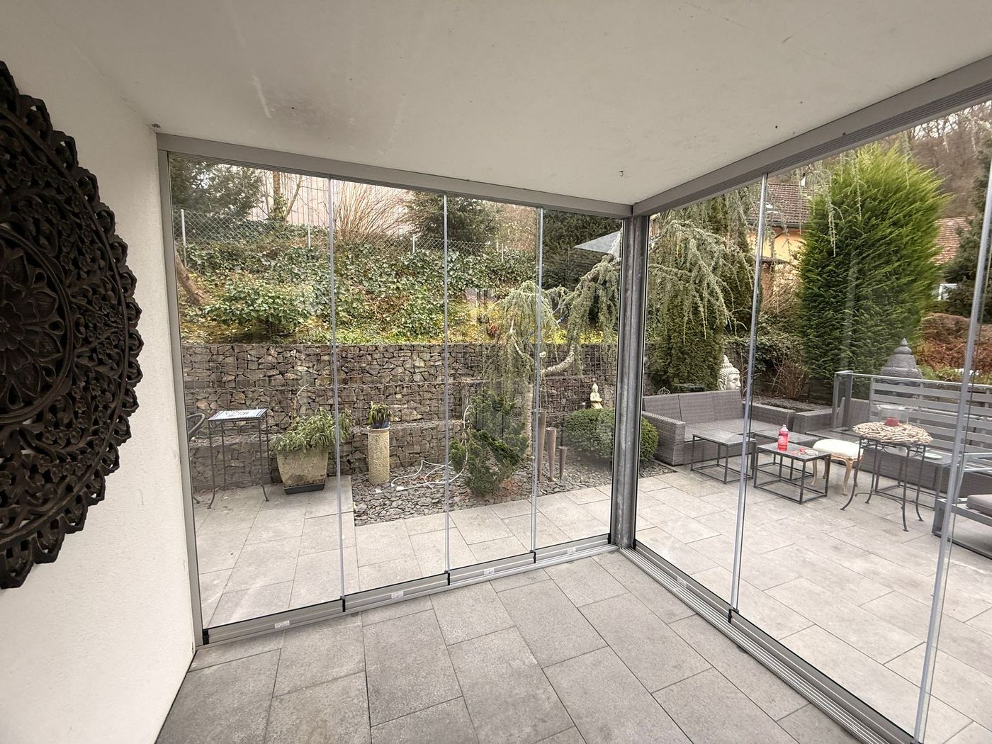 Vetrata panoramica tutto vetro su giardino - installazione Panorama Infissi