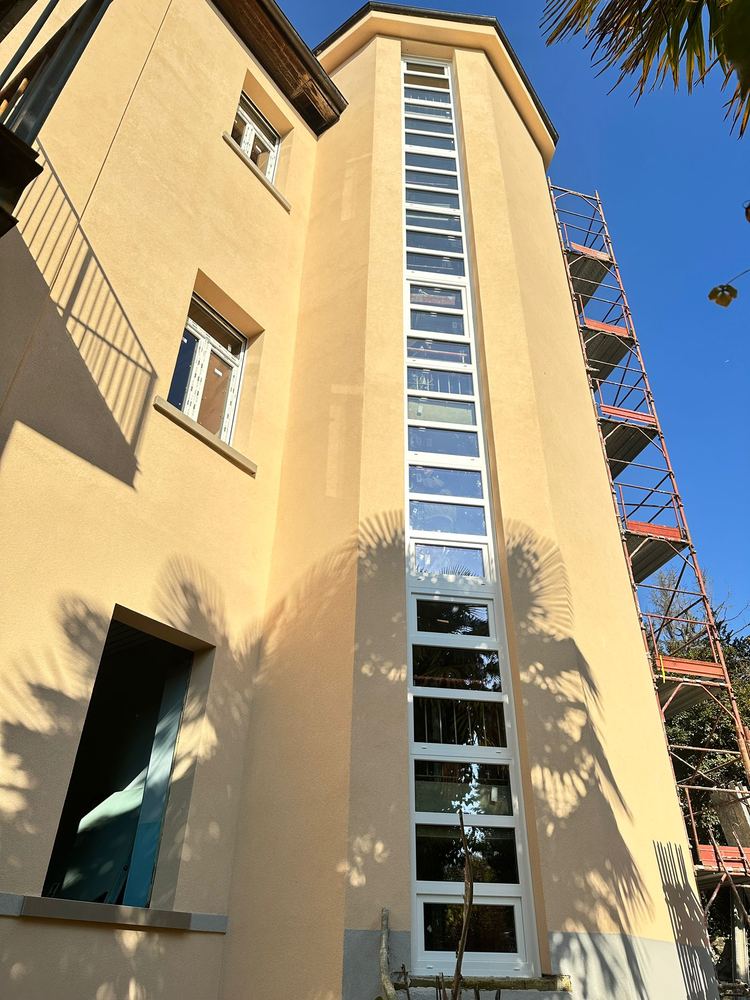 Vetrata verticale su vano scala